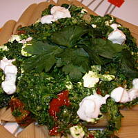 Makaron ze szpinakiem, suszonymi pomidorami i serkiem wiejskim.