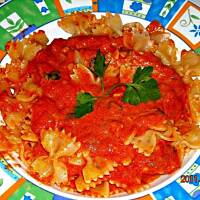 Makaron z sosem pomidorowym i lososiem ♨