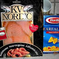 Makaron z sosem pomidorowym i lososiem ♨