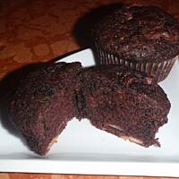 Wielkanocne babeczki czekoladowe z bananami i białą czekoladą