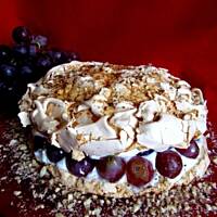 Torcik bezowy z winogronami i nutką amaretto