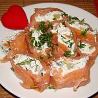 roladki z łososia z ogórkiem