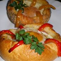 Bułeczki zapiekane z jajkiem