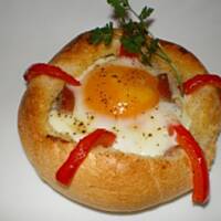 Bułeczki zapiekane z jajkiem