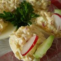 Jajka faszerowane rzodkiewką i zielonym ogórkiem