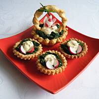 Koszyczek wielkanocny ze szpinakiem i kremem chrzanowym