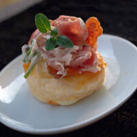 Krążki z ciasta francuskiego z szynką i figami