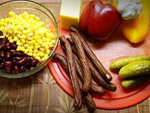 Fot. APM, Sałatka z kabanosem