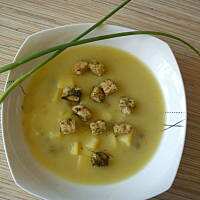 Zupa groszkowa z grzankami koperkowo-czosnkowymi