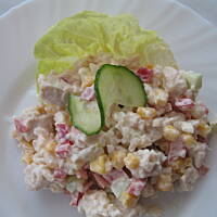 Sałatka z ryżem kurczakiem i sosem czosnkowym