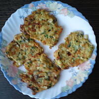 placki z cukini, pora i żółtego sera