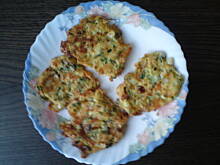 Fot. Kolorowa75, placki z cukini, pora i żółtego sera