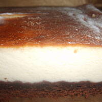 Sernik delikatny kremowy i bardzo puszysty na kakaowym spodzie