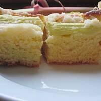 Placek drożdżowy z rabarbarem.