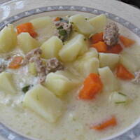 Zupa serowa z mięsem.