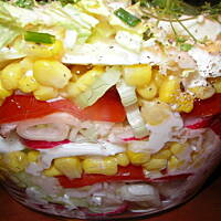 Sałatka warstwowa, wiosenna z selerem naciowym i sosem jogurtowym