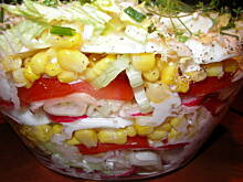 Fot. olusia23, Sałatka warstwowa, wiosenna z selerem naciowym i sosem jogurtowym