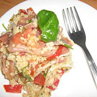 Aromatyczna sałatka z kaszy jaglanej i szynki szwarcwaldzkiej