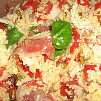 Aromatyczna sałatka z kaszy jaglanej i szynki szwarcwaldzkiej