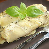 Biała kiełbasa w naleśnikach zapiekanych z serem kasiuli