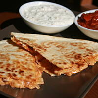 Quesadillas z serem, kurczakiem i fasolą kasiuli