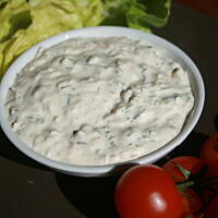Dip majonezowo jogurtowy z korninoszami i cebulą kasiuli