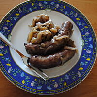 Biała kiełbasa pieczona w winie