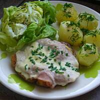 Kotlet drobiowy serowo-szynkowy ze szczypiorkiem