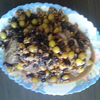 schab pieczony z rodzynkami, orzechami i cebulą