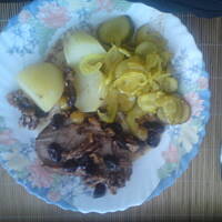 schab pieczony z rodzynkami, orzechami i cebulą