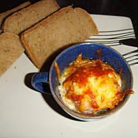 Pieczone jajka z szynką, pyszne śniadanko