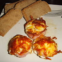 Pieczone jajka z szynką, pyszne śniadanko