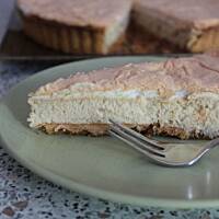 Tarta z kremem kawowym i czapką bezowo-migdałową