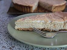 Fot. chmurzasta, Tarta z kremem kawowym i czapką bezowo-migdałową