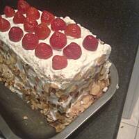 Ciasto francuskie z masą i  z truskawkami