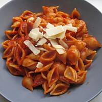 Błyskawiczny makaron z sosem pomidorowym