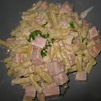 Makaron z szynką w sosie serowym