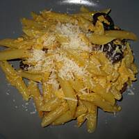 Penne z chorizo w sosie jajeczno-serowym