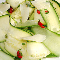 Sałatka z cukinii i ogórków w miętowym sosie