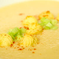 Zupa kalafiorowa z groszkiem ziemniaczanym