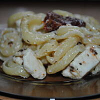 Uszka z fetą i szuszonymi pomidorami