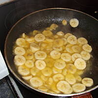 naleśniki z bananami i śmietaną