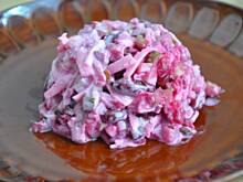 Fot. caerolyn, Prosta różowa sałatka