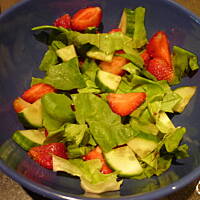 Lekka sałatka z kurczakiem i truskawkami!