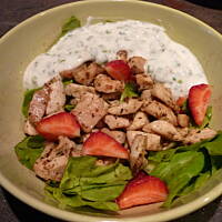 Lekka sałatka z kurczakiem i truskawkami!