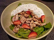 Fot. pralina, Lekka sałatka z kurczakiem i truskawkami!