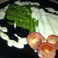 szparagi z sosem z sera roquefort