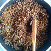 Noga indycza nabita kasza gryczana z grzybami i orzechami