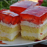 Biszkopt z bitą śmietaną i truskawkami