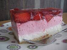 Fot. aniaoogorek, Dwukolorowy sernik na zimno z truskawkami i galaretka.